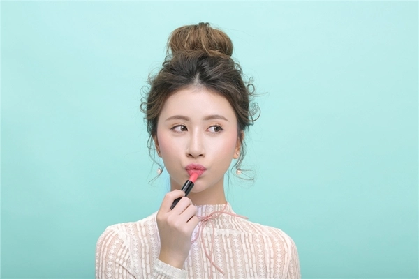 Quỳnh anh shyn chia sẻ cách trang điểm với 3 màu son cực hot hè này