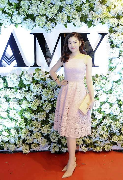 Tú anh sexy hết cỡ với váy ren amy