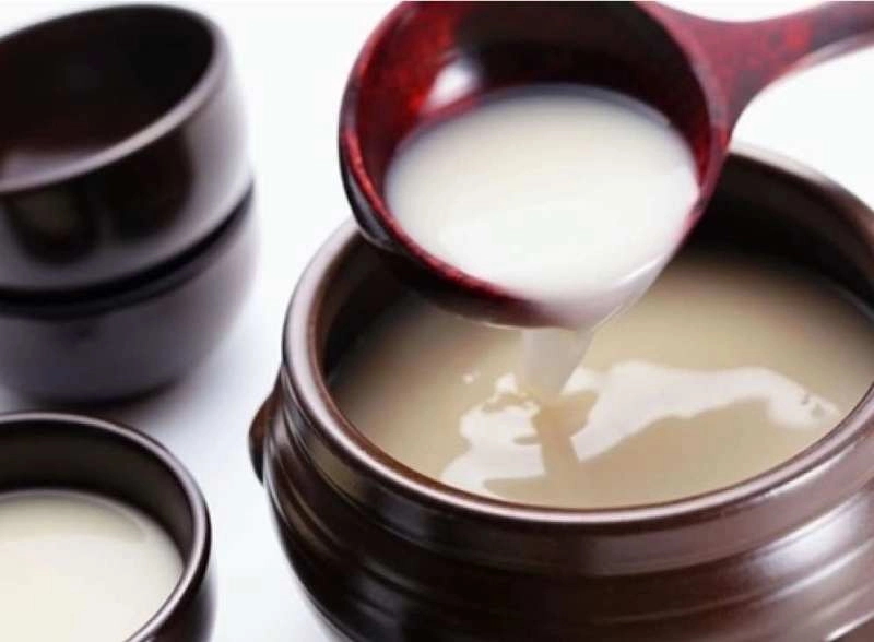 Dưỡng da trắng mịn như tuyết nhờ rượu gạo rẻ tiền