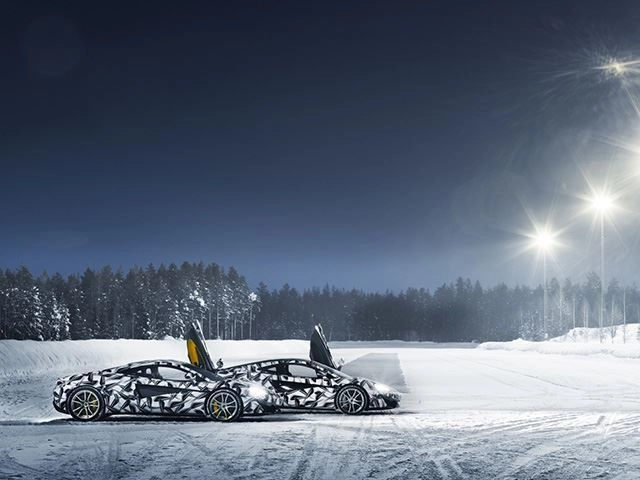 Lái siêu xe mclaren 3 ngày trong tuyết với giá 15000 usd