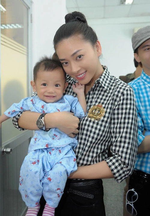 Sao việt ngoan hiền với sơ mi caro