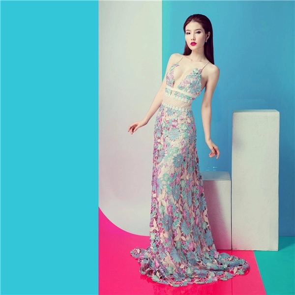 Diễm my nóng bỏngvới váy xẻ sâu táo bạo