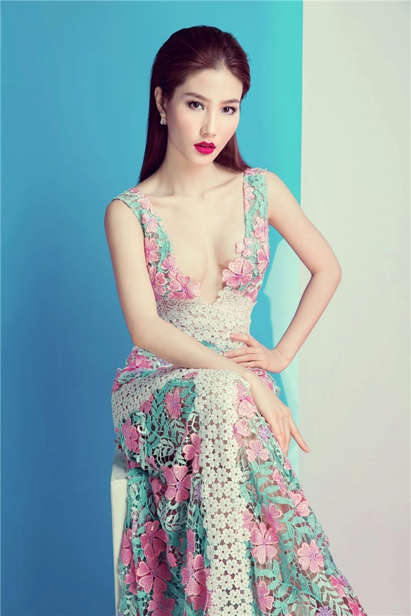 Diễm my nóng bỏngvới váy xẻ sâu táo bạo