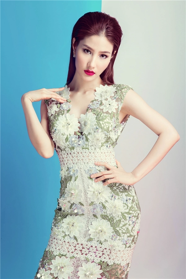 Diễm my nóng bỏngvới váy xẻ sâu táo bạo