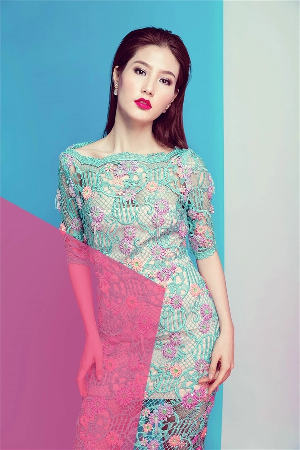 Diễm my nóng bỏngvới váy xẻ sâu táo bạo