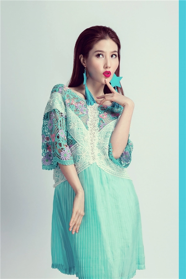 Diễm my nóng bỏngvới váy xẻ sâu táo bạo