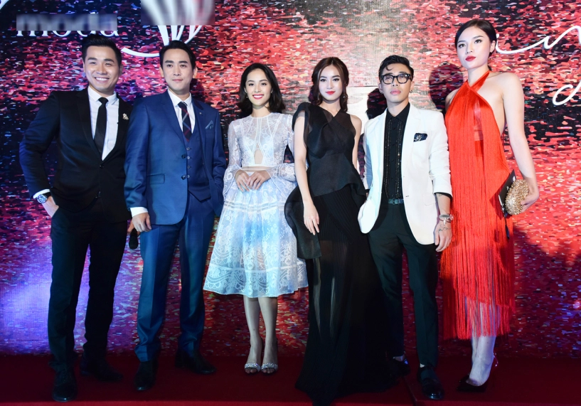 <a href= Hoa hậu kỳ duyên mặc nổi bật đi xem thời trang