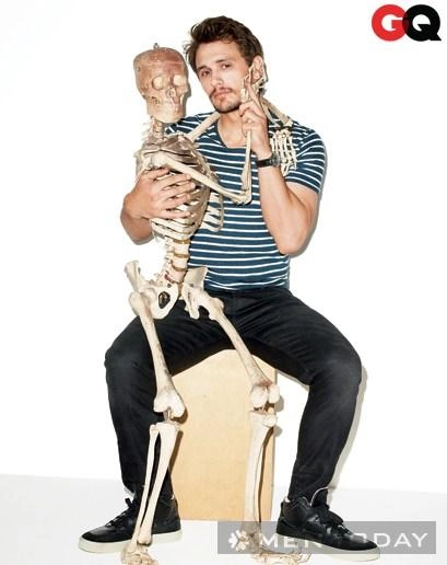 Học cách james franco phối đồ với áo thun kẻ ngang trên gq