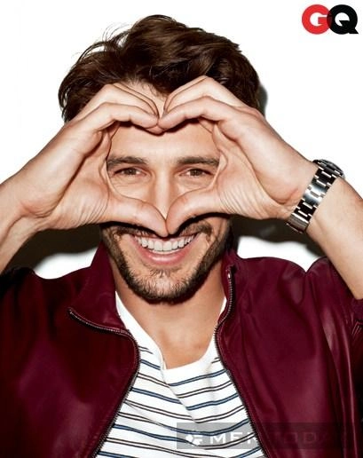 Học cách james franco phối đồ với áo thun kẻ ngang trên gq
