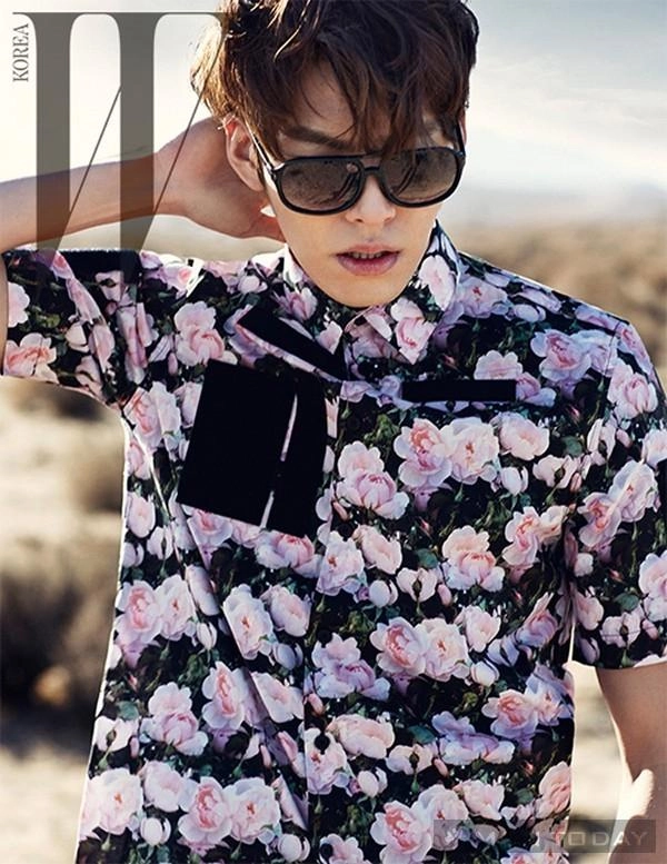 Mặc họa tiết hoa lá đẹp như nam thần kpop