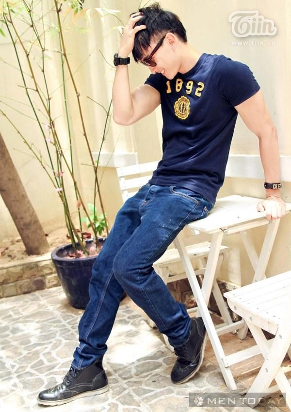 Mix quần jeans và áo thun đẹp như chan than san