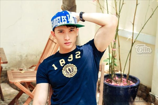 Mix quần jeans và áo thun đẹp như chan than san