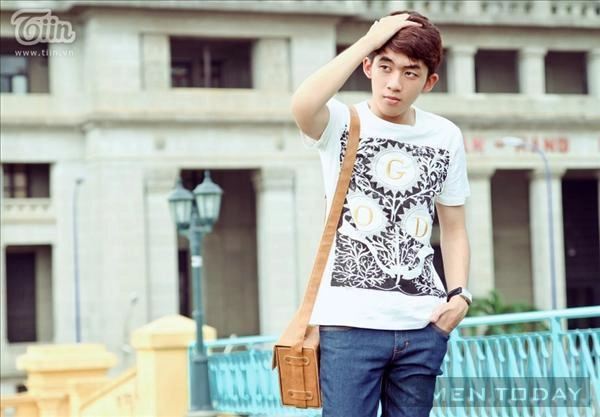 Phối để đồ nam trẻ trung với áo thun sơ mi họa tiết và denim