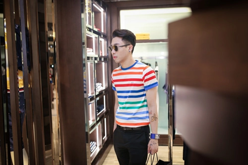 Phong cách lịch lãm với áo thun kẻ sọc như kim lý hồ vĩnh khoa