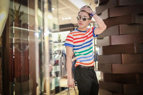 Phong cách lịch lãm với áo thun kẻ sọc như kim lý hồ vĩnh khoa