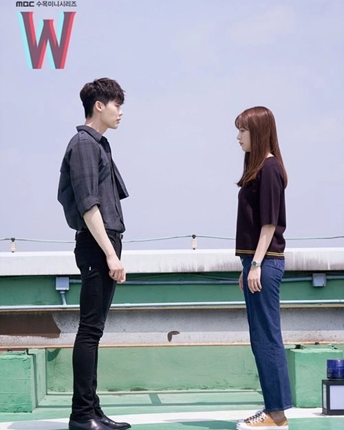 Vẻ đẹp chuẩn soái ca của lee jong suk khi diện sơ mi trong w