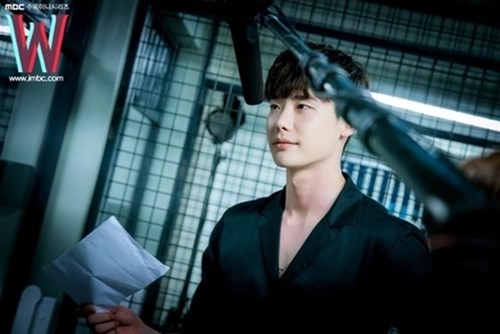 Vẻ đẹp chuẩn soái ca của lee jong suk khi diện sơ mi trong w