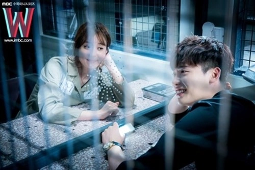 Vẻ đẹp chuẩn soái ca của lee jong suk khi diện sơ mi trong w