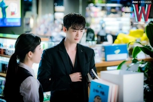 Vẻ đẹp chuẩn soái ca của lee jong suk khi diện sơ mi trong w