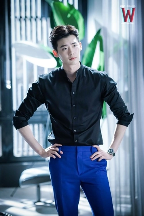Vẻ đẹp chuẩn soái ca của lee jong suk khi diện sơ mi trong w