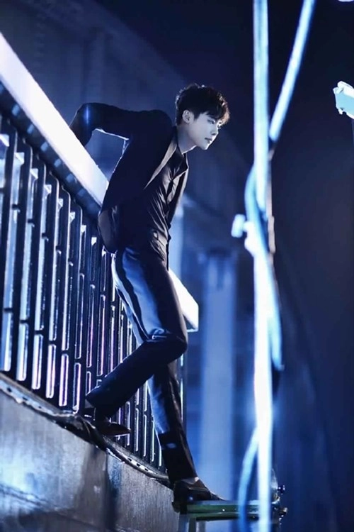 Vẻ đẹp chuẩn soái ca của lee jong suk khi diện sơ mi trong w