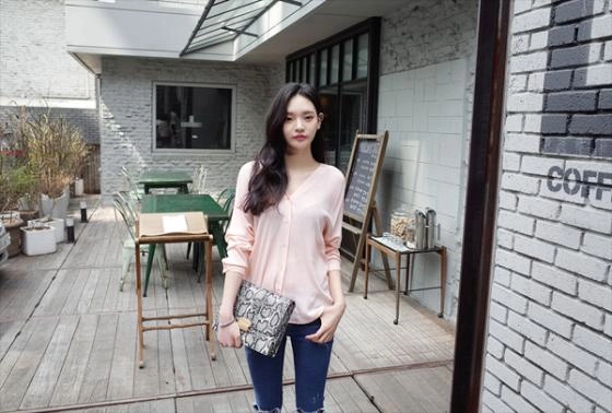 15 mẫu áo sơ mi nữ công sở đẹp cho bạn gái hơi gầy vai ngang