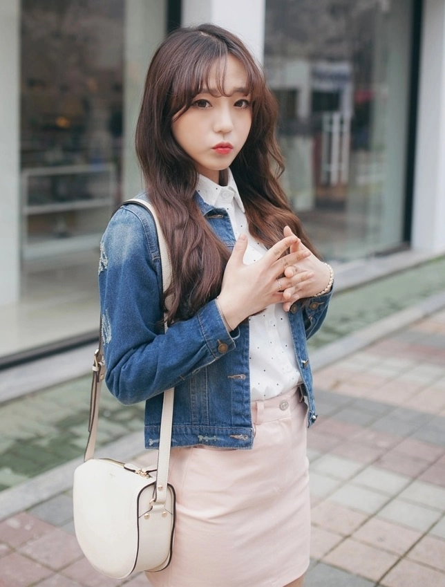 Áo sơ mi nữ chấm bi đẹp cho nàng gầy cao thêm duyên dáng