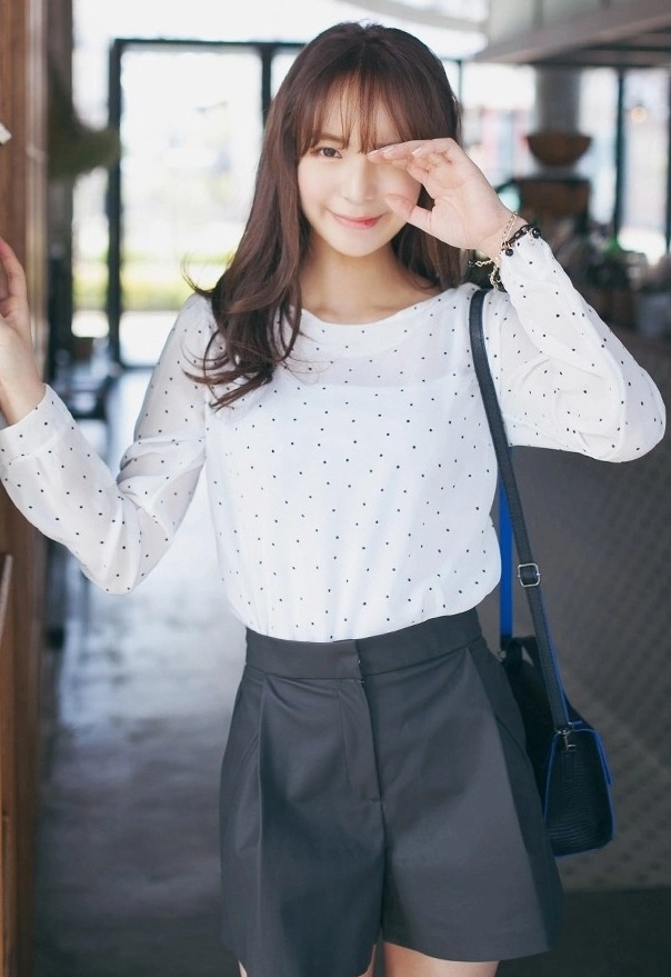 Áo sơ mi nữ chấm bi đẹp cho nàng gầy cao thêm duyên dáng
