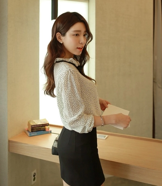 Áo sơ mi nữ chấm bi đẹp cho nàng gầy cao thêm duyên dáng