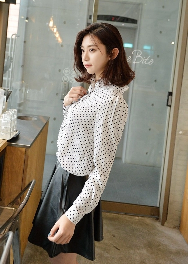 Áo sơ mi nữ chấm bi đẹp cho nàng gầy cao thêm duyên dáng