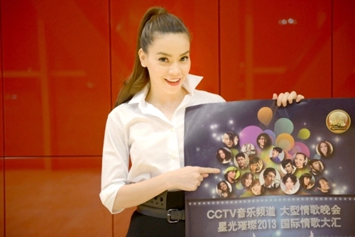 Bí quyết diện sơ mi dựng cổ không thể chê của hà hồ