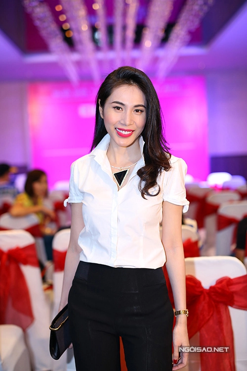 Bí quyết diện sơ mi dựng cổ không thể chê của hà hồ