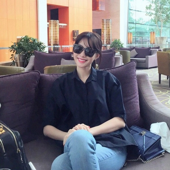 Hh đặng thu thảo đẹp như nữ sinh với áo sơ mi 340 ngàn đồng