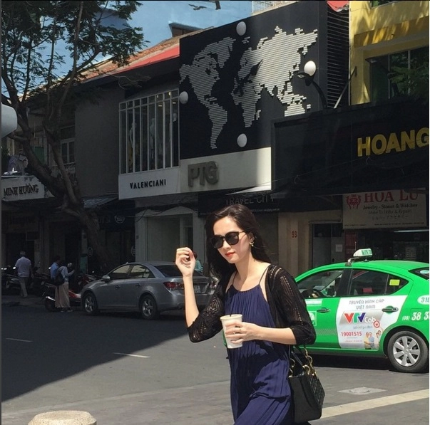 Hh đặng thu thảo đẹp như nữ sinh với áo sơ mi 340 ngàn đồng