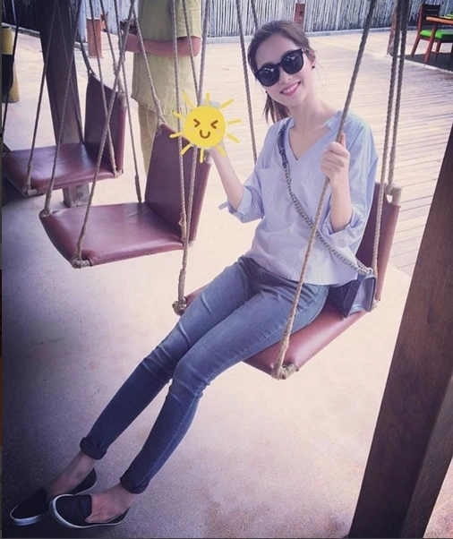 Hh đặng thu thảo đẹp như nữ sinh với áo sơ mi 340 ngàn đồng