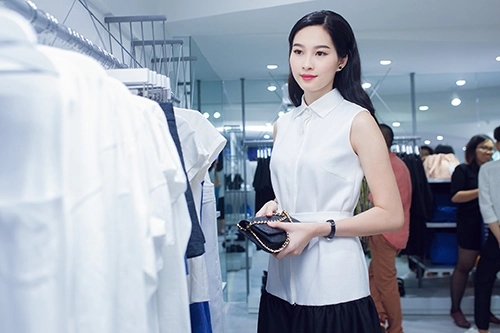 Hh thu thảo ngọt lịm với váy sơ mi trắng