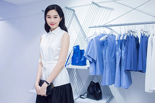 Hh thu thảo ngọt lịm với váy sơ mi trắng