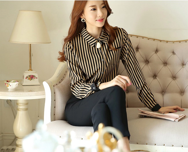 Những mẫu áo sơ mi nữ công sở trẻ trung thanh lịch