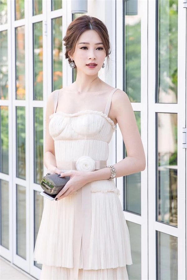 Thu thảo hạ vi khoe sắc với váy áo tinh khôi