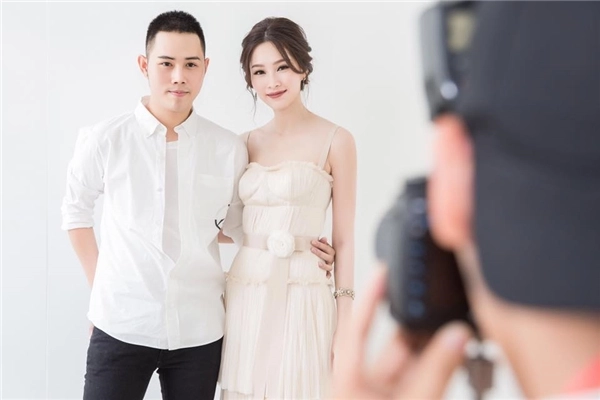 Thu thảo hạ vi khoe sắc với váy áo tinh khôi
