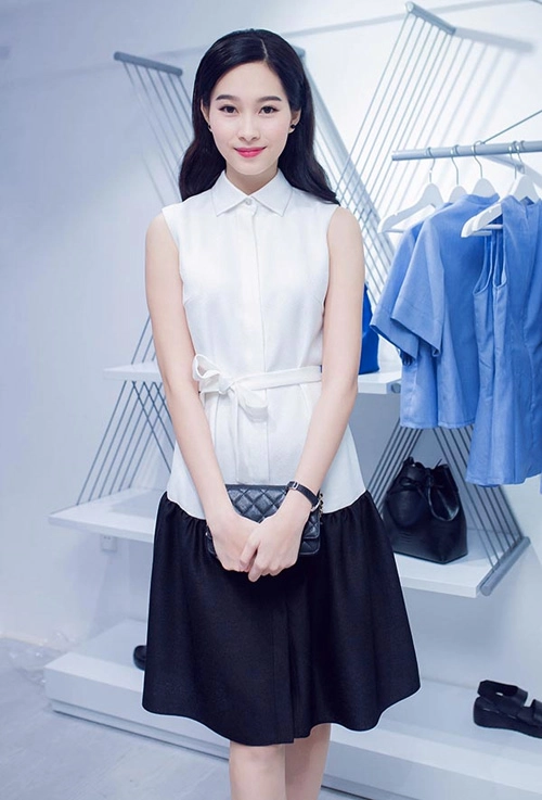 Thu thảo mặc sơ mi trắng vẫn khiến vạn người mê