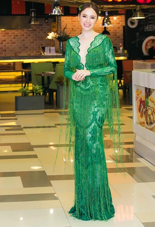 Angela phương trinh xẻ trước hở sau nổi bật trên thảm đỏ