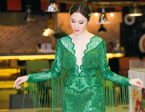 Angela phương trinh xẻ trước hở sau nổi bật trên thảm đỏ