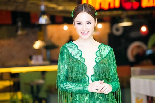 Angela phương trinh xẻ trước hở sau nổi bật trên thảm đỏ