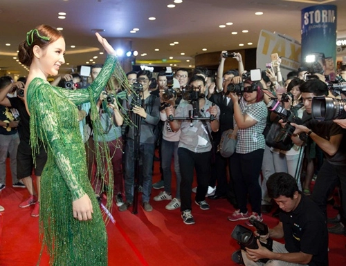 Angela phương trinh xẻ trước hở sau nổi bật trên thảm đỏ