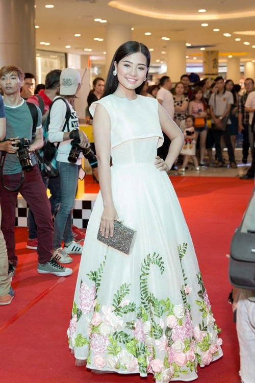 Angela phương trinh xẻ trước hở sau nổi bật trên thảm đỏ