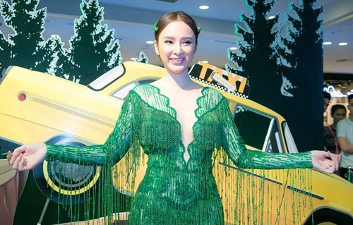 Angela phương trinh xẻ trước hở sau nổi bật trên thảm đỏ