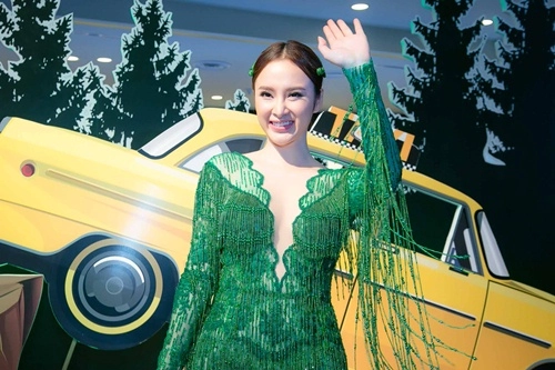 Angela phương trinh xẻ trước hở sau nổi bật trên thảm đỏ