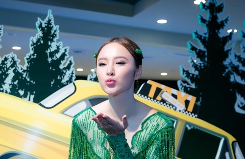 Angela phương trinh xẻ trước hở sau nổi bật trên thảm đỏ