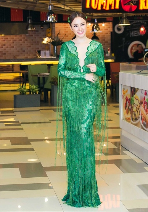 Angela phương trinh xẻ trước hở sau nổi bật trên thảm đỏ